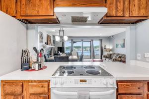 Anchors Away w Lake View & Pool