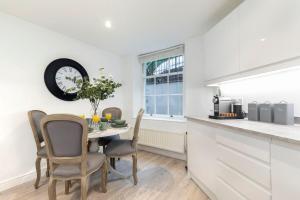 Beautiful 2-Bed 2 Bath Regency Flat with Parking