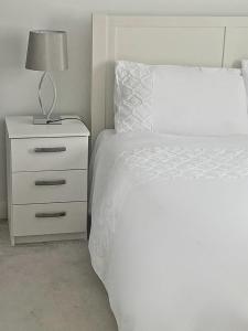 Luxury Home -Private Rooms- 3 mins from Alexandra Hospital, Redditch