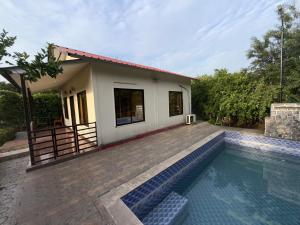 15 min from pari chowk greater noida farmhous15