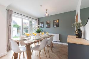 Comfortable and Contemporary 5-Bed 3 Bathroom Home