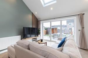 Comfortable and Contemporary 5-Bed 3 Bathroom Home