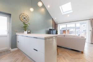 Comfortable and Contemporary 5-Bed 3 Bathroom Home