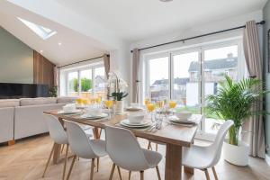 Comfortable and Contemporary 5-Bed 3 Bathroom Home