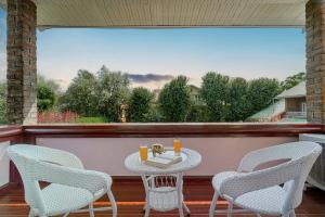 SaffronStays Awakening - Heritage suites in Srinagar with Kashmiri craft, river walks & farm-to-table dining