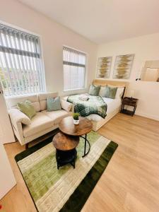 Luxury Self-Contained Studio Apartment near QE Hospital R5