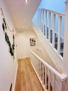 Luxury Self-Contained Studio Apartment near QE Hospital R5