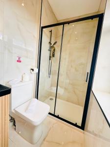 Luxury Self-Contained Studio Apartment near QE Hospital R5