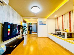 晶 距离车站步行5分钟 关西机场难波心斋桥直达 5 bedroom最多可住13人 超大客厅大电视有Netflix