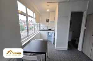 Southgate Studio with Garden and Parking