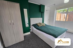 Southgate Studio with Garden and Parking