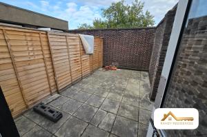 Southgate Studio with Garden and Parking