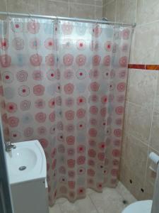 hogar entre montañas