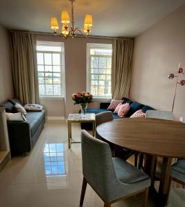 New Royal Mile Residence Spacious Quiet Comfortable Flat with Balcony & Great Views Top Floor No Lift