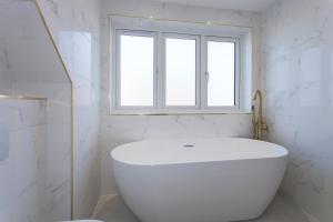 Free Parking 14-Bed Home Large Groups