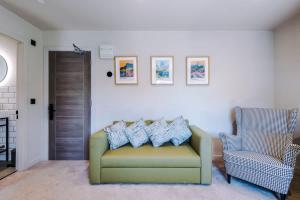 Stylish 1BR Apartment with EV Parking