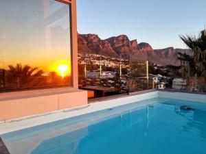 Penthouse 100m to the beach with pool & sauna