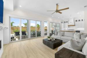 Tango Waves With Pool, Elevator, And Beach Views