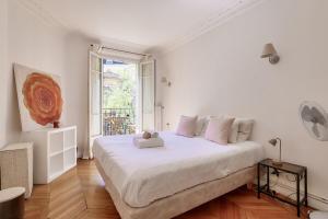 Lovely 2BR Flat with balcony - Eiffel Tower & Seine