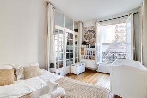 Lovely 2BR Flat with balcony - Eiffel Tower & Seine