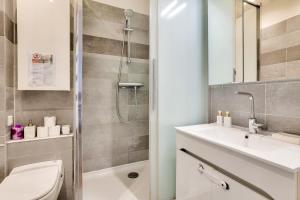 Lovely 2BR Flat with balcony - Eiffel Tower & Seine