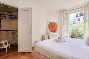 Lovely 2BR Flat with balcony - Eiffel Tower & Seine