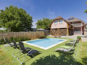 Holiday Home Zsuzsi by Interhome - 3hvězdičkové hotely ve městě Balatonszemes