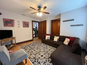 Highlands Hidden Gem 4BR apt with free parking