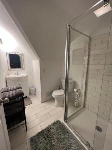 Highlands Hidden Gem 4BR apt with free parking