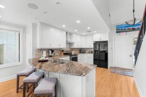 Beachwalk Breeze With Water Views