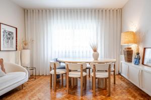 UNIQUE Modernist Duplex apartment & PARKING