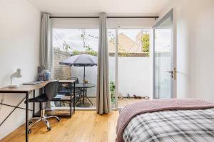 Stunning 2 Bedroom Flat with Charming Patio