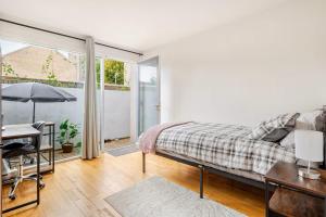 Stunning 2 Bedroom Flat with Charming Patio