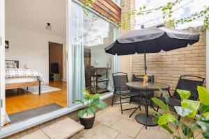Stunning 2 Bedroom Flat with Charming Patio