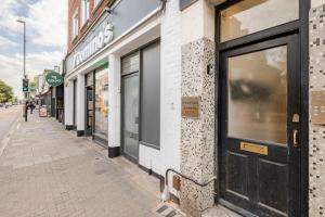 Stunning 2 Bedroom Flat with Charming Patio