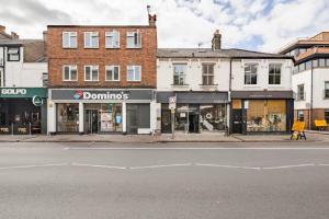 Stunning 2 Bedroom Flat with Charming Patio