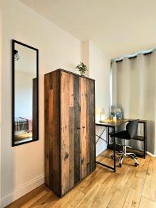 Stunning 2 Bedroom Flat with Charming Patio