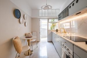 UNIQUE Modernist Duplex apartment & PARKING