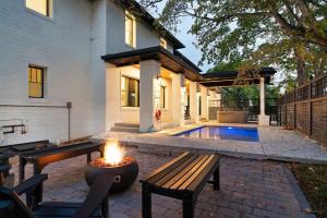 The Davis Luxury Retreat Villa 1-Block from Dolly