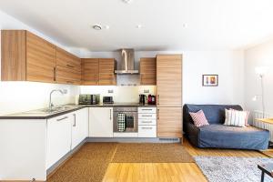 Modern Mile End Flat with Balcony & Terrace