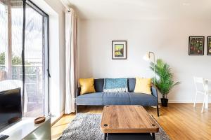 Modern Mile End Flat with Balcony & Terrace