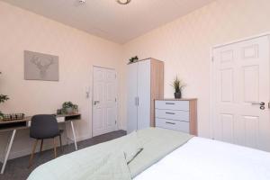 cheerful double en-suite room with free wifi