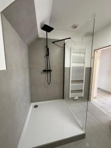 2 Zi Wohnung, zentrale Lage mit Parkplatz, 15 min vom Hbf Hamburg