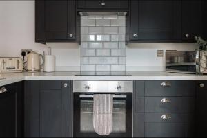 Seaside Serenity 3-Bed Gem with Beach Views