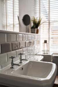 Seaside Serenity 3-Bed Gem with Beach Views