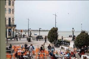 Seaside Serenity 3-Bed Gem with Beach Views