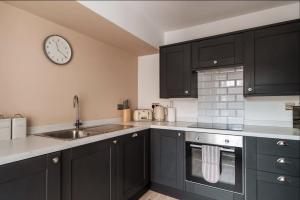 Seaside Serenity 3-Bed Gem with Beach Views