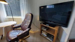 Fishermens House, romslig ferieleilighet nær sjøen Medby Senja