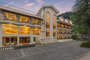 Snow Valley Heights - An Elegant Air Conditioned Escape by Snow Valley Resorts - Obiekty bez kategorii w mieście Manāli