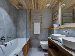 Superbe duplex 68m² avec cheminée, 2 chambres, parking intérieur, et services inclus à Val dIsère - FR-1-567-46